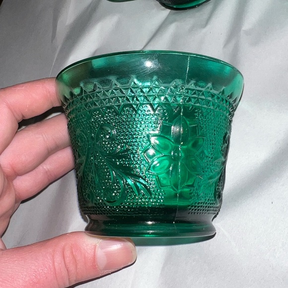 Vintage Tiara Emerald Pressed Glass Small Teacups - Picture 5 of 15